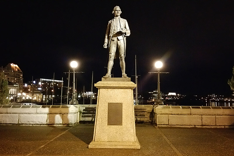 Statue of James Cook on the Victoria Causeway, Victoria Downtown, Victoria, Vancouver Island, British Columbia, Canada