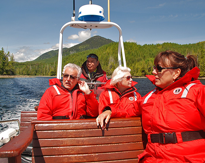 Bear-watching-fortune-channel-tofino-vancouver-island-british-columbia