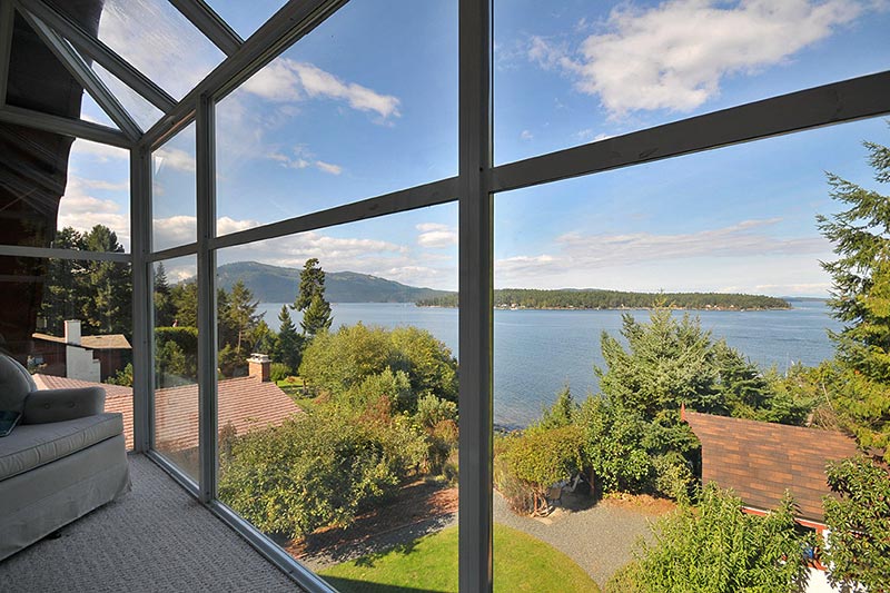Seagulls Loft, a lovely 3-Bedroom Oceanfront Home with Beach Access in Sidney, Greater Victoria, Vancouver Island, British Columbia, Canada